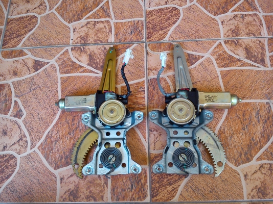 เฟืองกระจกไฟฟ้าคู่หลัง ซ้าย-ขวา TOYOTA COROLLA AE111 หรือรุ่นไฮทอร์ค เฟืองกระจกไฟฟ้าคู่หลัง ซ้าย-ขวา TOYOTA COROLLA AE111 หรือรุ่นไฮทอร์ค