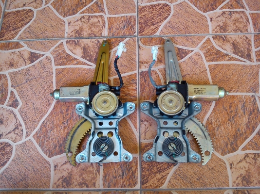 เฟืองกระจกไฟฟ้าคู่หลัง ซ้าย-ขวา TOYOTA COROLLA AE111 หรือรุ่นไฮทอร์ค เฟืองกระจกไฟฟ้าคู่หลัง ซ้าย-ขวา TOYOTA COROLLA AE111 หรือรุ่นไฮทอร์ค