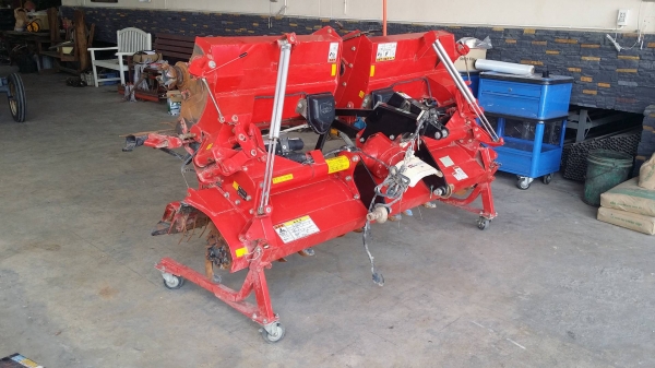 โรตารี่รถไถนั่งขับ  WRS3800BE  เก่าญี่ปุ่น เป็นระบบมอเตอร์ มีรีโมทย์บังคับการทำงาน สามารถพับโรตารี่เก็บได้