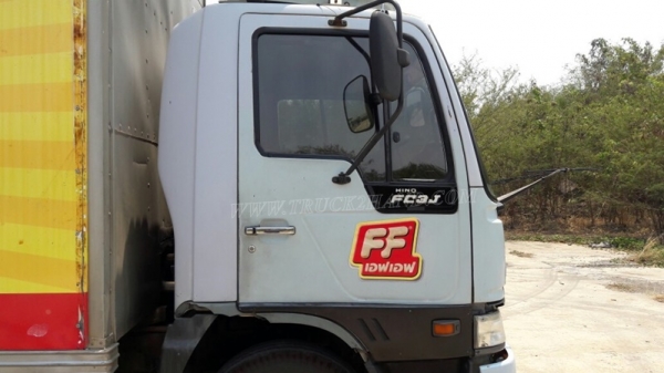 รถ 6 ล้อ ตู้แห้ง   ยี่ห้อ HINO  รุ่น FC3JLKA  ปีจดทะเบียน 2543