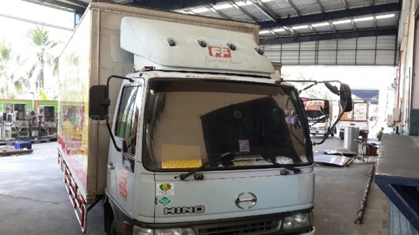 รถ 6 ล้อ ตู้แห้ง   ยี่ห้อ HINO  รุ่น FC3JLKA  ปีจดทะเบียน 2543