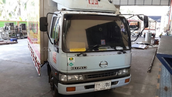รถ 6 ล้อ ตู้แห้ง   ยี่ห้อ HINO  รุ่น FC3JLKA  ปีจดทะเบียน 2543