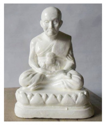 ผงมหาจักรพรรดิ์ รูปเหมือนหลวงปู่ทวด ลอยองค์ ใต้ฐานขึ้นพระธาตุ เคลือบเงาสวยงามมาก