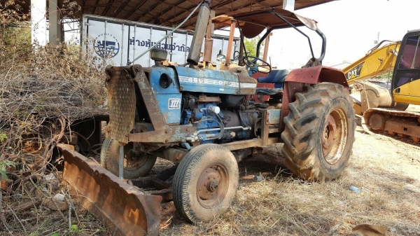 ขาย รถไถ FORD 5500 T1 เอกสารใบซื้อขาย อุปกรณ์มีแค่ผานดันหน้า ราคาต่อรองได้ครับ