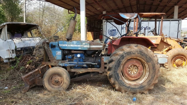 ขาย รถไถ FORD 5500 T1 เอกสารใบซื้อขาย อุปกรณ์มีแค่ผานดันหน้า ราคาต่อรองได้ครับ