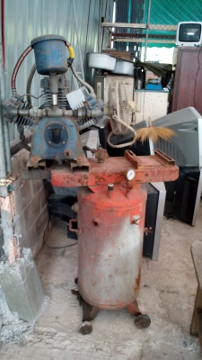 ขาย !! หัวปั้มลมพร้อมถังแบบตั้ง หัวประมาณ5แรง หมุนได้.มีลม
