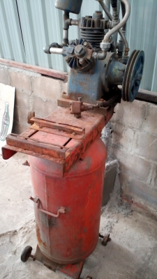 ขาย !! หัวปั้มลมพร้อมถังแบบตั้ง หัวประมาณ5แรง หมุนได้.มีลม