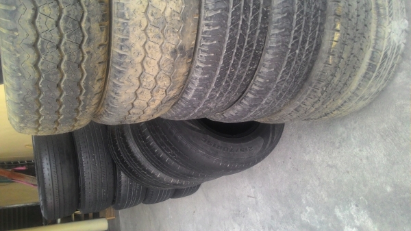 ยาง205/70/15>>215/70/15 ปีเก่า เหมาเส้น 300บาท
