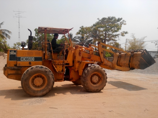 รถตัก KOBELCO LK300A สวยๆ สภาพพร้อมใช้ ต่อแขนแล้ว ซื้อได้เท่าไรว่ามาครับขายได้เราขาย