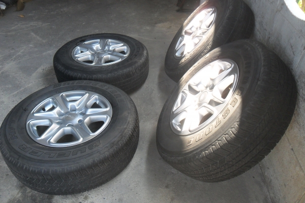 ล้อแม็ก17นิ้ว6รู ฟอด พร้อมยาง สวยๆ 4 ล้อ ลดราคาเหลือ 5900 บาท