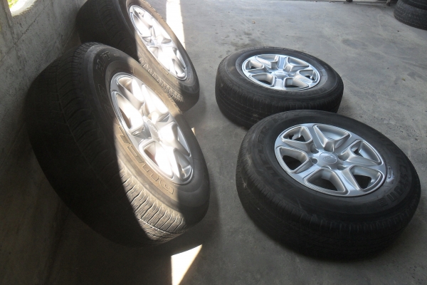 ล้อแม็ก17นิ้ว6รู ฟอด พร้อมยาง สวยๆ 4 ล้อ ลดราคาเหลือ 5900 บาท