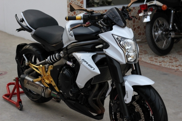 เอิร์ท พิดโลก>ขาย ER6N 2012 สีขาว เกียโยง กันสะบัด ท่ออคา ท้ายสั้น แต่งทั้งคัน