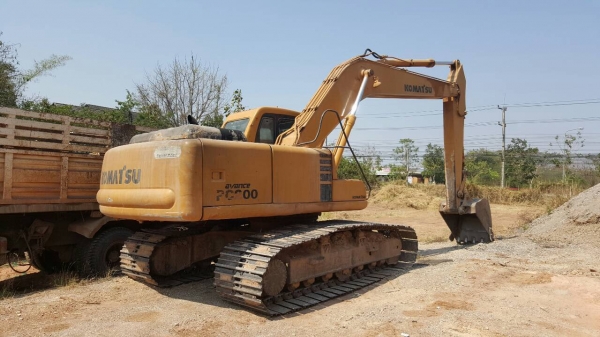 ขาย แบคโฮ KOMATSU PC200-6 เอกสารเล่มทะเบียนครบ ไฟฟ้าเต็ม ช่วงล่างเต็ม เอวแน่นไม่หลวม ราคาต่อรองได้ครับ