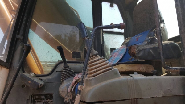 ขาย แบคโฮ KOMATSU PC200-6 เอกสารเล่มทะเบียนครบ ไฟฟ้าเต็ม ช่วงล่างเต็ม เอวแน่นไม่หลวม ราคาต่อรองได้ครับ