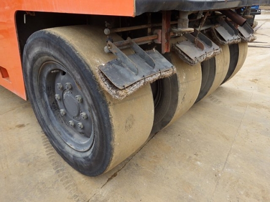 รถบด 7 ล้อยาง DYNAPAC CP201W สต็อกนำเข้าจากญี่ปุ่น สนใจโทร. 080-6565422 (หนิง)