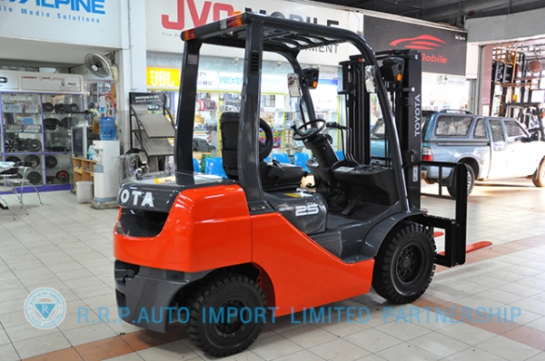 ขายรถโฟล์คลิฟท์มือสอง TOYOTA รุ่น 8FD25-30554 ราคา 580,000 บาท นำเข้าจากประเทศญี่ปุ่น 100\% ไม่เคยใช้งานในไทย