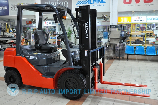 ขายรถโฟล์คลิฟท์มือสอง TOYOTA รุ่น 8FD25-30554 ราคา 580,000 บาท นำเข้าจากประเทศญี่ปุ่น 100\% ไม่เคยใช้งานในไทย