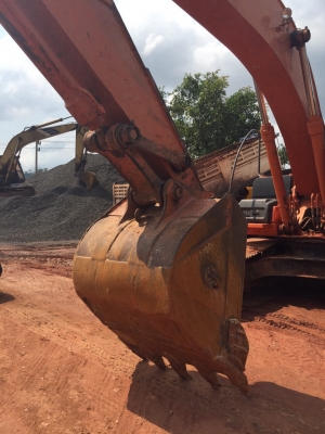 ขายรถแบคโฮ HITACHI ZX 200 เครื่อง 6BG1 ไม่เคยลงน้ำเค็ม สนใจโทร 081-970-1072