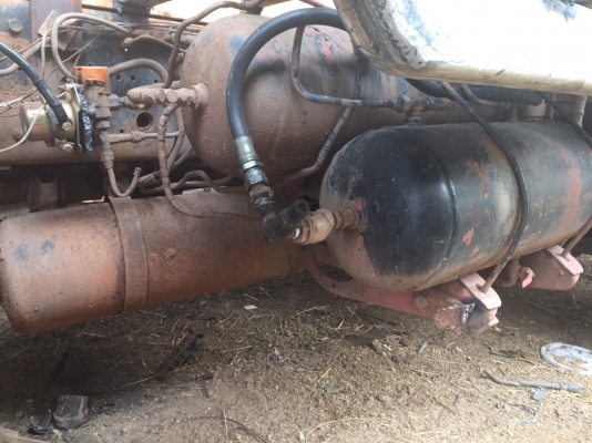 HINO SUMO FM221 - 320 HP D6AB สิบล้อ 2 เพลา เทรลเลอร์ท้ายลาดขึ้นรถแบ็คโฮร PC 200 พร้อมลากพร้อมบรรทุกหนักได้เลยครับ เครื่องยนต์แน่นดีแรงดีไม่มีแตกเยิ้ม เครื่องฮุนได 320 แรงลงเล่มครบถูกต้อง ภายในห้องเก๋งคอนโซลสวยครบพร้อม พวงมาลัยเพาเวอร์ ระบบเบรคทริ๊ปฟี้ครบ