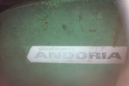 เครื่องยนต์ดีเซล ANDORIA สีเขียวแบบสูบเดียว ขนาด18 แรงม้า ได้จากโรงสีข้าวเก่า ที่เลิกใช้งาน เป็นระบบสตาร์ด้วยมอเตอร์ สีเดิมๆทุกอย่าง