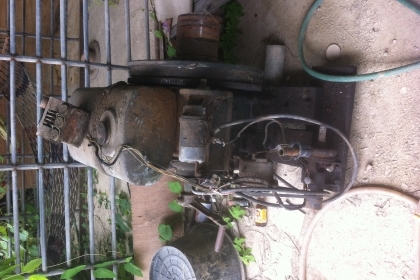 เครื่องยนต์ดีเซล ANDORIA สีเขียวแบบสูบเดียว ขนาด18 แรงม้า ได้จากโรงสีข้าวเก่า ที่เลิกใช้งาน เป็นระบบสตาร์ด้วยมอเตอร์ สีเดิมๆทุกอย่าง