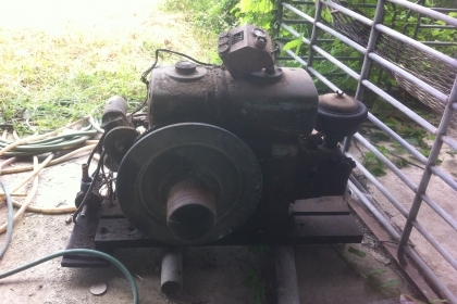 เครื่องยนต์ดีเซล ANDORIA สีเขียวแบบสูบเดียว ขนาด18 แรงม้า ได้จากโรงสีข้าวเก่า ที่เลิกใช้งาน เป็นระบบสตาร์ด้วยมอเตอร์ สีเดิมๆทุกอย่าง