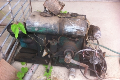 เครื่องยนต์ดีเซล ANDORIA สีเขียวแบบสูบเดียว ขนาด18 แรงม้า ได้จากโรงสีข้าวเก่า ที่เลิกใช้งาน เป็นระบบสตาร์ด้วยมอเตอร์ สีเดิมๆทุกอย่าง