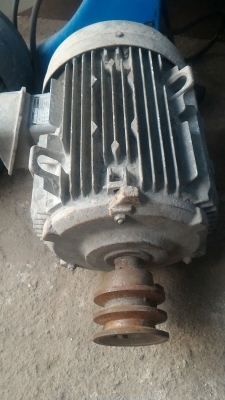 มอเตอร์ HITACHI ขนาด 5 แรงม้า จากญี่ปุ่น เป็นชนิดใช้งานได้ทั้งภายในภายนอกอาคาร โครงสร้างเหล็กขึ้นรูปพร้อมครีบระบายความร้อน มีพลูเลย์ให้พร้อมใข้งาน