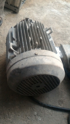 มอเตอร์ HITACHI ขนาด 5 แรงม้า จากญี่ปุ่น เป็นชนิดใช้งานได้ทั้งภายในภายนอกอาคาร โครงสร้างเหล็กขึ้นรูปพร้อมครีบระบายความร้อน มีพลูเลย์ให้พร้อมใข้งาน