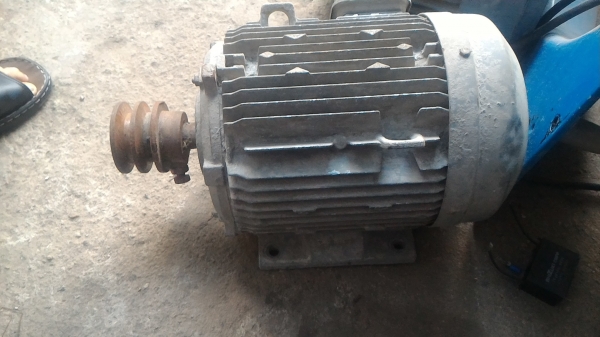 มอเตอร์ HITACHI ขนาด 5 แรงม้า จากญี่ปุ่น เป็นชนิดใช้งานได้ทั้งภายในภายนอกอาคาร โครงสร้างเหล็กขึ้นรูปพร้อมครีบระบายความร้อน มีพลูเลย์ให้พร้อมใข้งาน