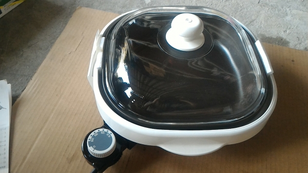 กะทะไฟฟ้ารูปทรงสี่เหลี่ยม จากญี่ปุ่น ยี่ห้อ HITACHI ตัวกะทะเคลื่อบอย่างดีแข็งแรงกว่ากะทะทั่วไป