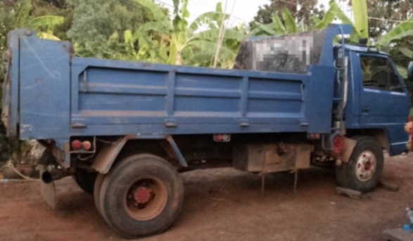 ISUZU NPR 115 HP 4BD1 หกล้อดั๊มพ์ กระบะดั๊มพ์ 5 ตันความยาว 3.60 เมตรสวยสภาพดีพร้อมบรรทุกพร้อมใช้งานได้เลย เครื่องยนต์เดิมๆแน่นดี เกียร์ร็อก ภายในเก๋งคอนโซลภายในครบพร้อม พวงมาลัยเพาเวอร์ เบรคลม ช่วงล่างใหญ่คัชซีสวยเดิม ติด F หน้าหลัง 6 น็อต ยาง 8.25 ขอบ 16