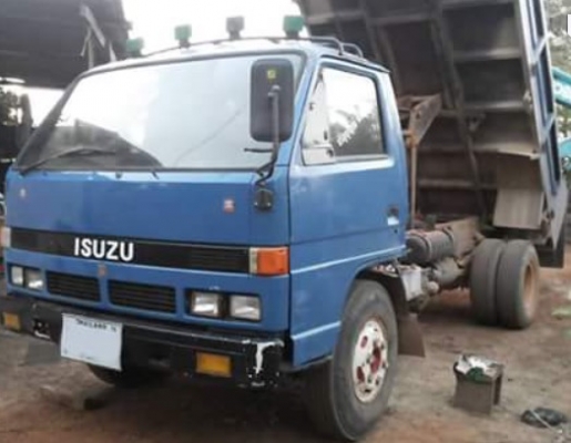 ISUZU NPR 115 HP 4BD1 หกล้อดั๊มพ์ กระบะดั๊มพ์ 5 ตันความยาว 3.60 เมตรสวยสภาพดีพร้อมบรรทุกพร้อมใช้งานได้เลย เครื่องยนต์เดิมๆแน่นดี เกียร์ร็อก ภายในเก๋งคอนโซลภายในครบพร้อม พวงมาลัยเพาเวอร์ เบรคลม ช่วงล่างใหญ่คัชซีสวยเดิม ติด F หน้าหลัง 6 น็อต ยาง 8.25 ขอบ 16