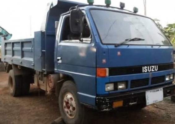 ISUZU NPR 115 HP 4BD1 หกล้อดั๊มพ์ กระบะดั๊มพ์ 5 ตันความยาว 3.60 เมตรสวยสภาพดีพร้อมบรรทุกพร้อมใช้งานได้เลย เครื่องยนต์เดิมๆแน่นดี เกียร์ร็อก ภายในเก๋งคอนโซลภายในครบพร้อม พวงมาลัยเพาเวอร์ เบรคลม ช่วงล่างใหญ่คัชซีสวยเดิม ติด F หน้าหลัง 6 น็อต ยาง 8.25 ขอบ 16
