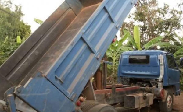 ISUZU NPR 115 HP 4BD1 หกล้อดั๊มพ์ กระบะดั๊มพ์ 5 ตันความยาว 3.60 เมตรสวยสภาพดีพร้อมบรรทุกพร้อมใช้งานได้เลย เครื่องยนต์เดิมๆแน่นดี เกียร์ร็อก ภายในเก๋งคอนโซลภายในครบพร้อม พวงมาลัยเพาเวอร์ เบรคลม ช่วงล่างใหญ่คัชซีสวยเดิม ติด F หน้าหลัง 6 น็อต ยาง 8.25 ขอบ 16