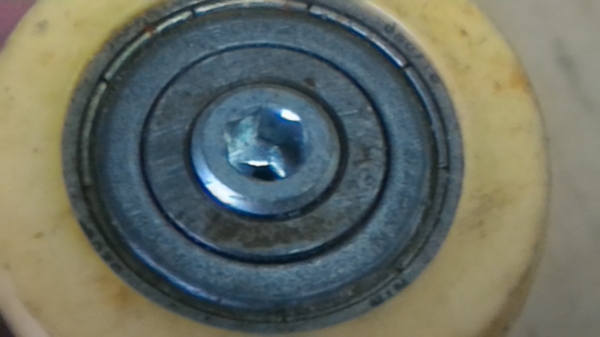 ชุดลูกกลิ้งยางกดสายพานอย่างดีจากญี่ปุ่น ทีลูกปืนช่วยให้หมุนคล่องขึ้น ขนาดตามภาพ