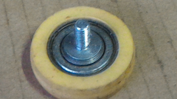 ชุดลูกกลิ้งยางกดสายพานอย่างดีจากญี่ปุ่น ทีลูกปืนช่วยให้หมุนคล่องขึ้น ขนาดตามภาพ