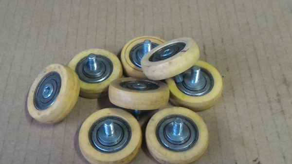 ชุดลูกกลิ้งยางกดสายพานอย่างดีจากญี่ปุ่น ทีลูกปืนช่วยให้หมุนคล่องขึ้น ขนาดตามภาพ