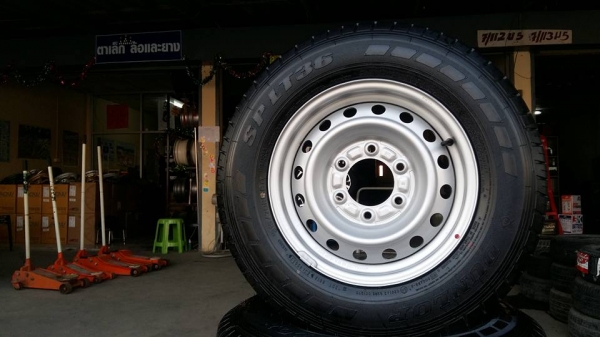 ขายล้อกะทะป้ายแดง dmax 15" 6 รู 139.7 ยาง dunlop splt36 215/70r15 ผลิตสัปดาห์ที่ 50 ปี15 ตุ่มที่หน้ายางยังมีทุกเส้นครับ ขายทั้งชุด 11,900 บาทครับ big m, frontier, fighter, cyclone, strada, bt50, ranger, colorado ก็ใส่ได้ครับ สนใจติดต่อ ตาเล็ก ล้อและย