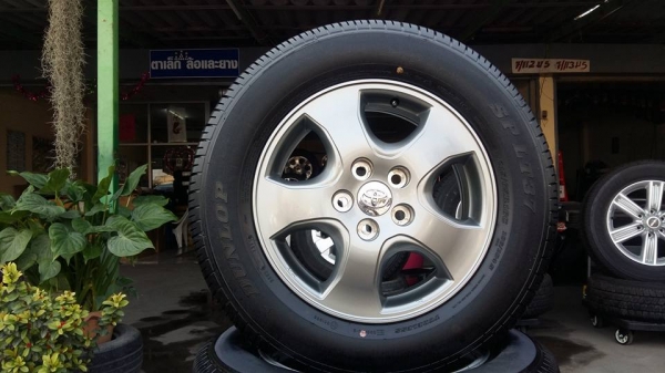 ขายล้อแม็กพร้อมยางป้ายแดง vigo 16"