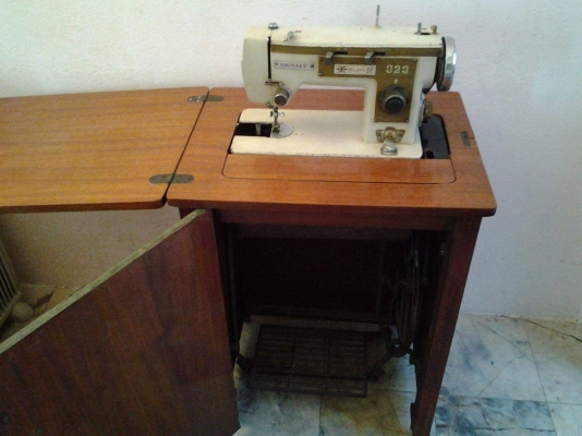 ขายจักรเย็บผ้าพร้อมตู้ไม้เก็บเข้ารูปดูดี