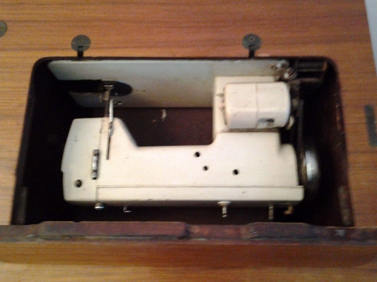 ขายจักรเย็บผ้าพร้อมตู้ไม้เก็บเข้ารูปดูดี