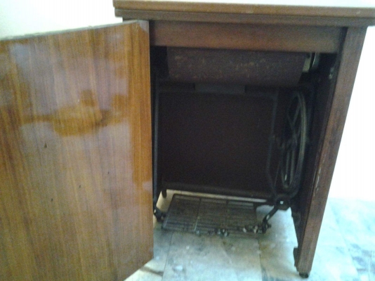 ขายจักรเย็บผ้าพร้อมตู้ไม้เก็บเข้ารูปดูดี