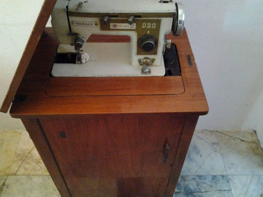ขายจักรเย็บผ้าพร้อมตู้ไม้เก็บเข้ารูปดูดี