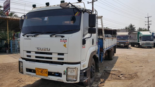 6ล้อ240ปี53 ติดเครน 5 ตัน กระบะยาว 6.80 รถสวยเดิมยางเต็ม เครน 3 ชัก พร้อมทำงาน