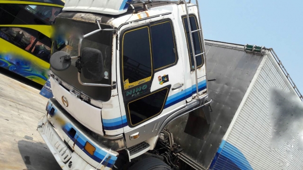 รถฮีโน่ 10 ล้อ ตู้เย็น FL3H  195 แรงม้า. ปี 36.    สนใจติดต่อ  081 - 6079515