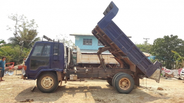 ขาย 6 ล้อดั้ม ISUZU ROCKY ยาง 900 ไม่มีทะเบียน เครื่อง 6BG1 175 แรงม้า เกียร์เสื้อลาย คัสซีสวย พวงมาลัยพาวเวอร์ ราคาคุยกันได้