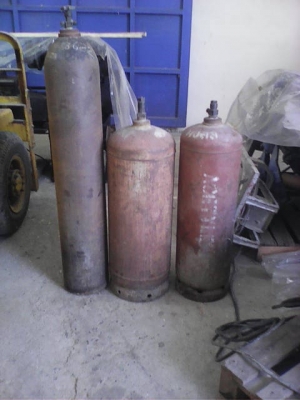 ขายถังสภาพดี 3 ใบ ออกซิเจ 1 ใบ  เอเซทีลืน 2 ใบ มีกาซเหลือครับ