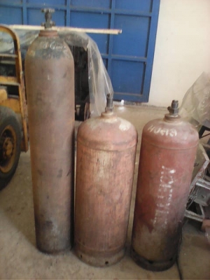 ขายถังสภาพดี 3 ใบ ออกซิเจ 1 ใบ  เอเซทีลืน 2 ใบ มีกาซเหลือครับ