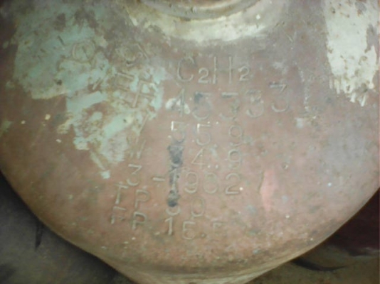 ขายถังสภาพดี 3 ใบ ออกซิเจ 1 ใบ  เอเซทีลืน 2 ใบ มีกาซเหลือครับ